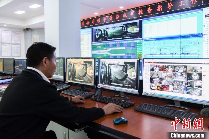 图为安顺煤矿调度室的工作人员通过“智能机器人”监控工作情况。贵州豫能供图