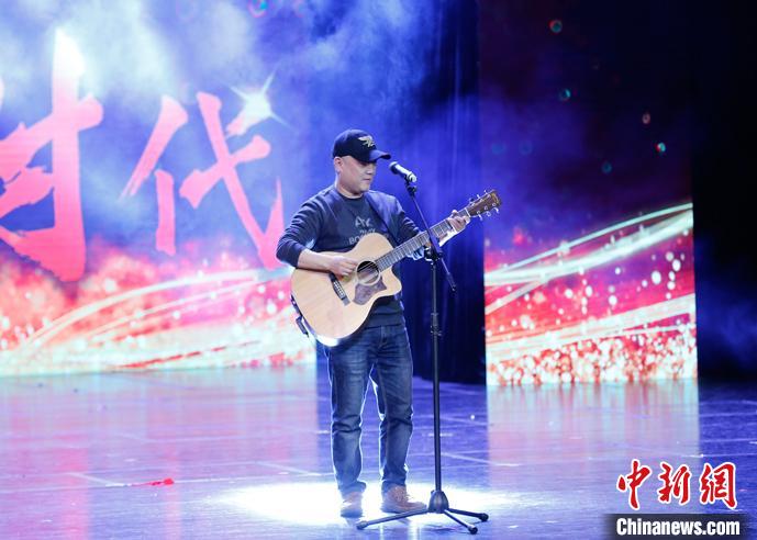 图为重庆本土原创音乐人“老虎”在表演中。受访人供图